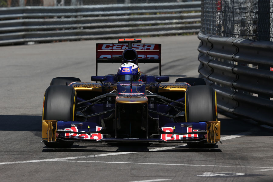 Daniel Ricciardo takes a tight line during practice