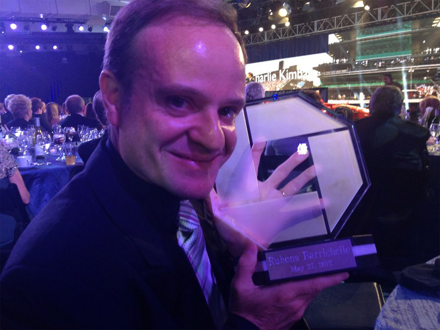 Rubens Barrichello with his Indianapolis 500 Rookie of the Year award