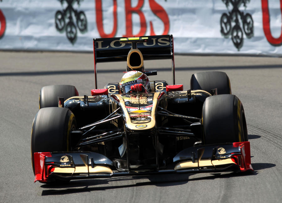 Romain Grosjean in action during qualifying