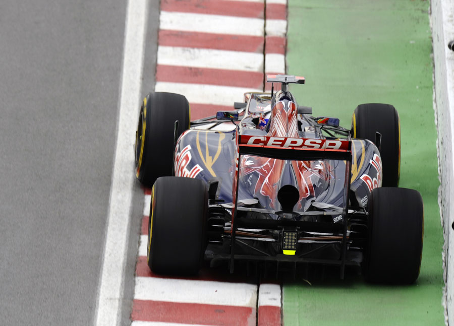 Daniel Ricciardo runs close to the wall in the Toro Rosso