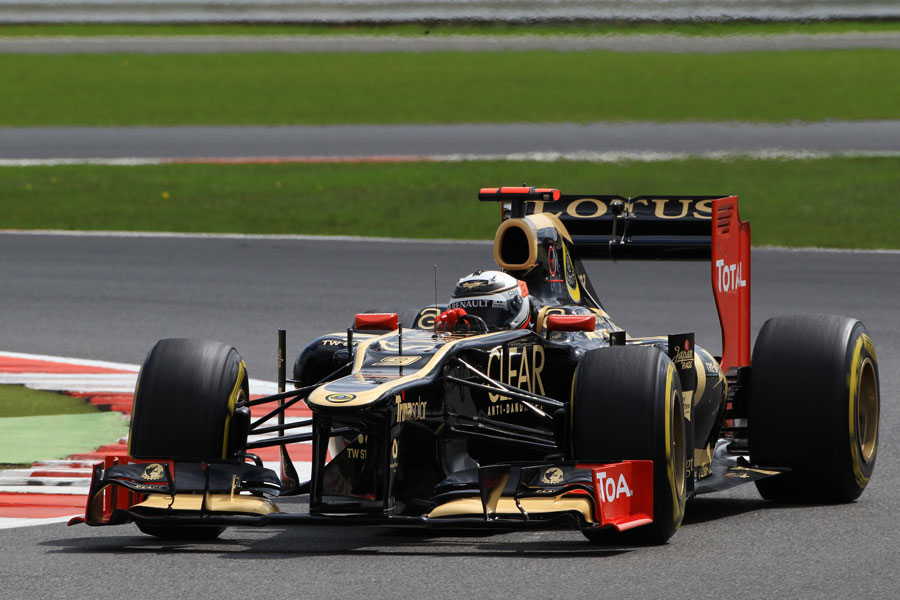Kimi Raikkonen holds a slide in his Lotus