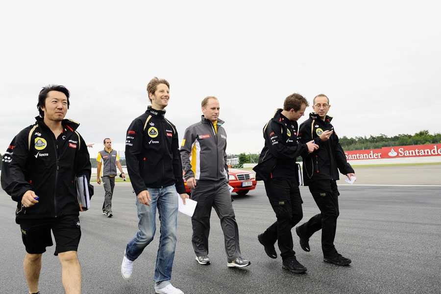Romain Grosjean walks the track with his engineers