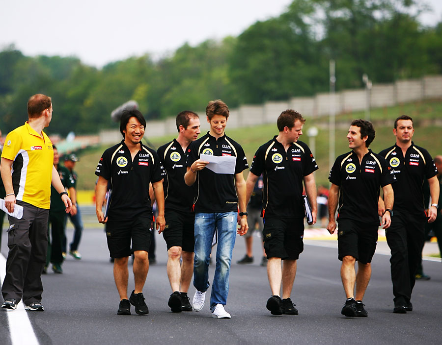 Romain Grosjean walks the track with his engineers
