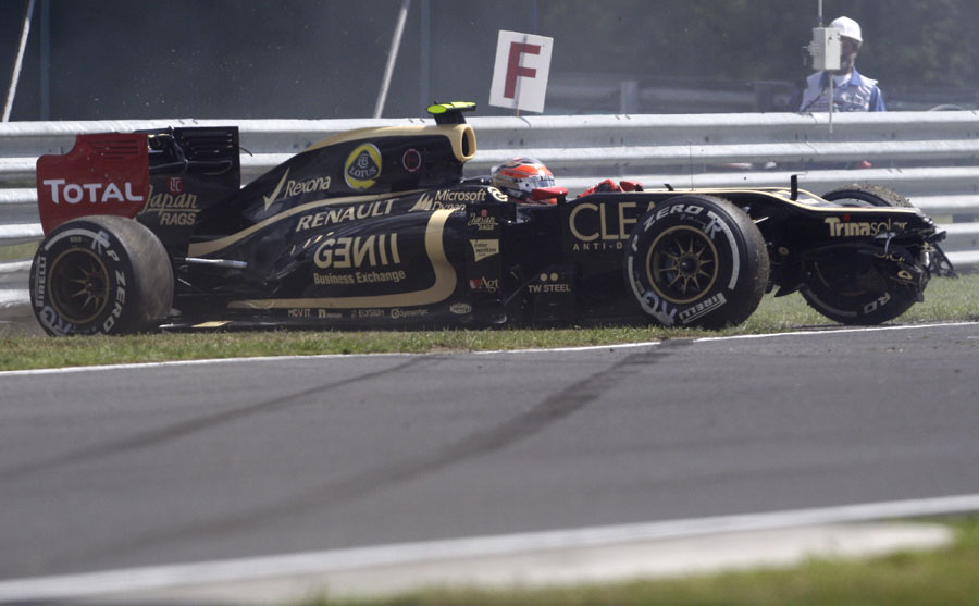 Romain Grosjean loses his nose after spinning in to the barriers