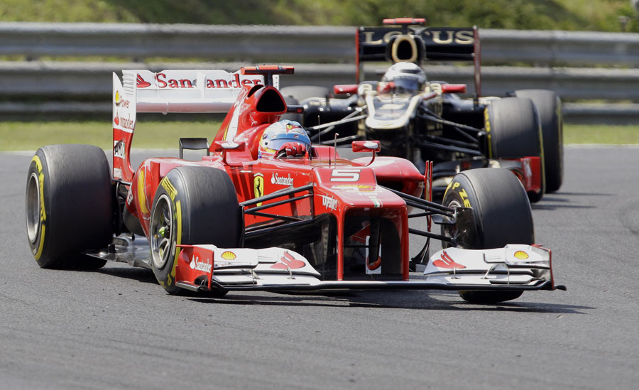 Fernando Alonso leads Kimi Raikkonen on soft tyres