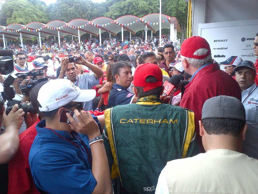Pastor Maldonado greets a large crowd in Caracas