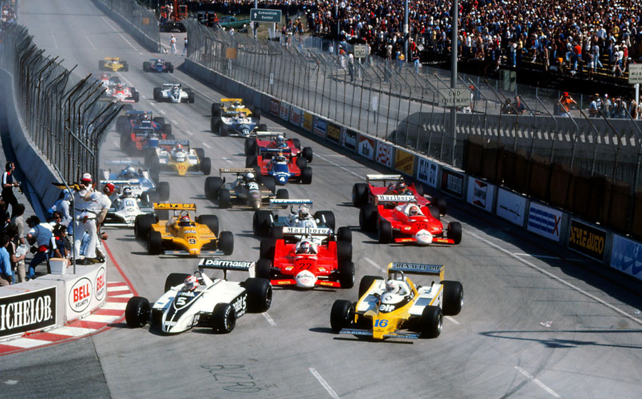 Nelson Piquet leads Rene Arnoux in to turn one