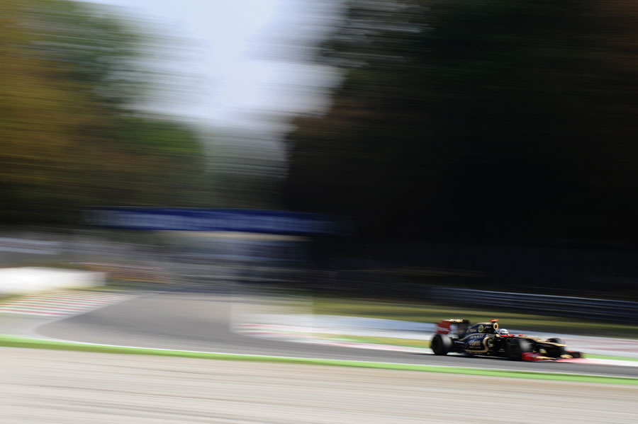 Kimi Raikkonen attacks the Ascari chicane at speed
