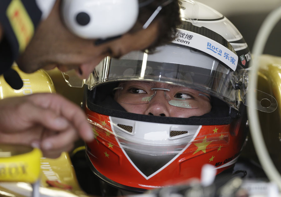 Ma Qing Hua talks to his HRT race engineer ahead of his practice run