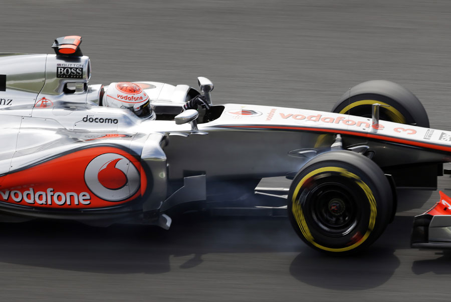 Jenson Button locks his front right under braking