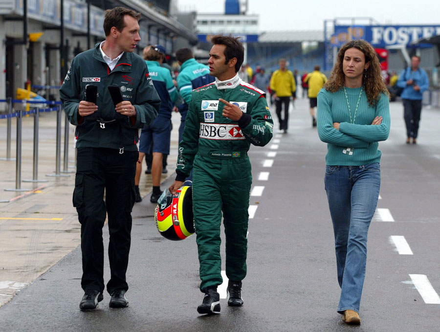 Antonio Pizzonia with his girlfriend Maurren Maggi in the pit lane