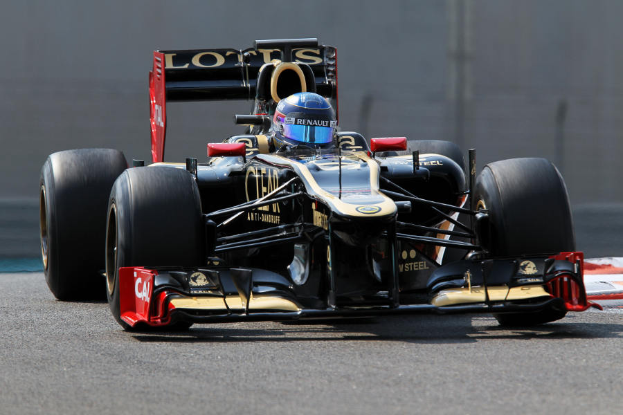 Nicolas Prost clips an apex in the Lotus E20