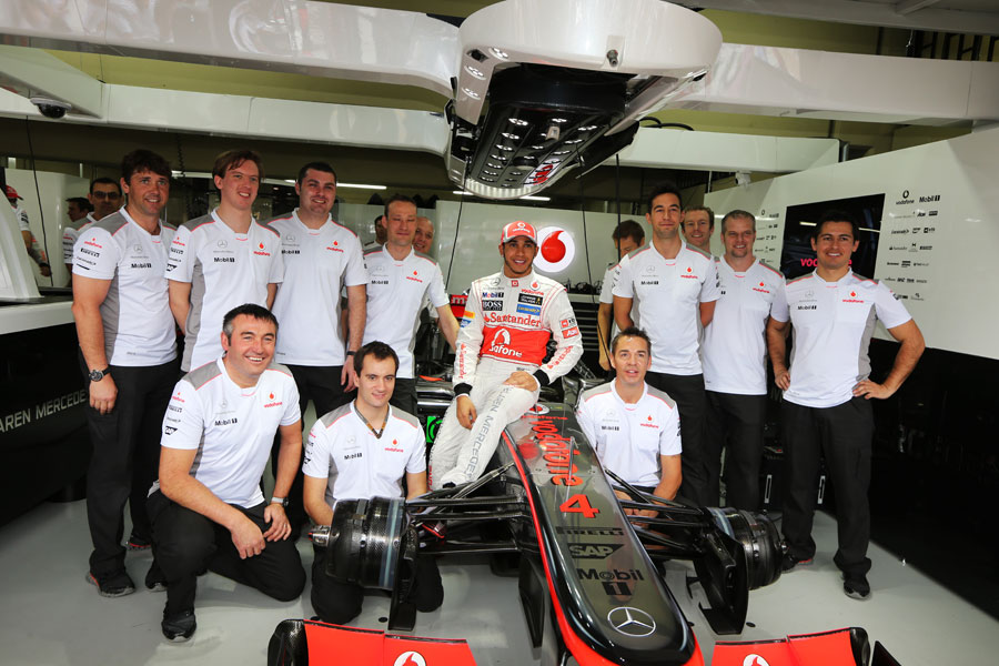 Lewis Hamilton poses with his team