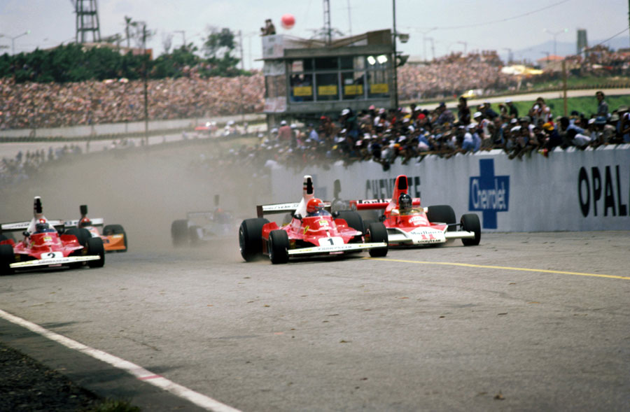 Niki Lauda leads James Hunt away at the start of the race