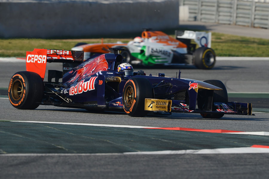 Daniel Ricciardo leads Paul di Resta on track