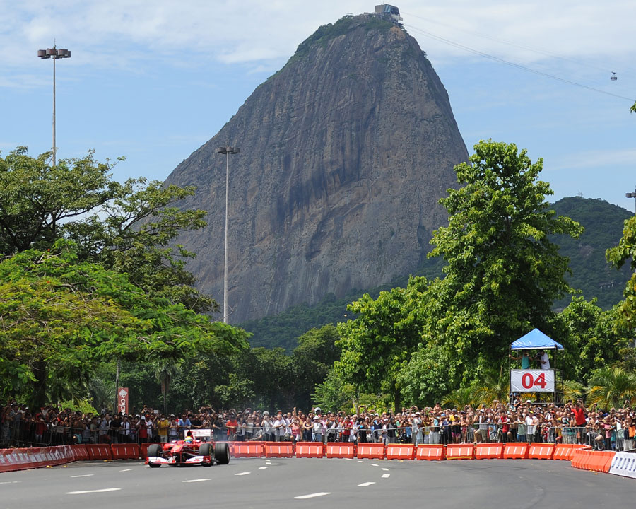 Felipe Massa entertains his fans on the streets of Rio de Janeiro