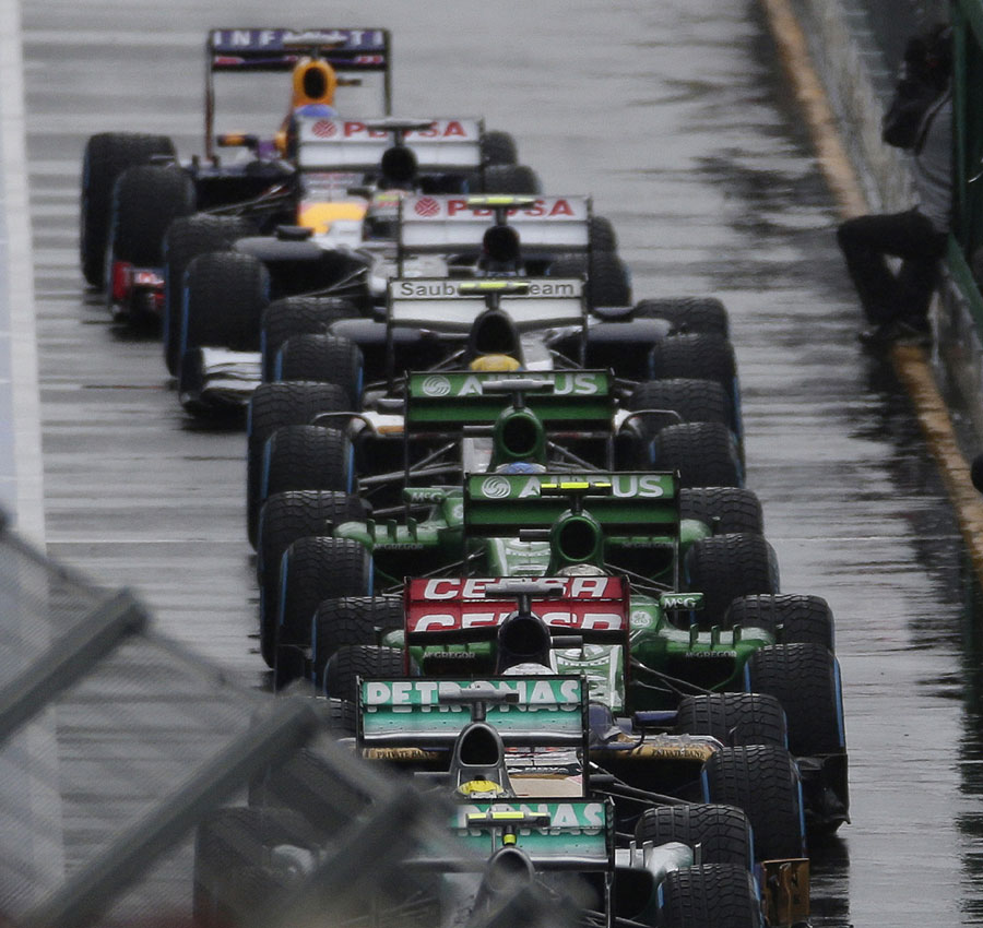 Cars queue to start Q1 after it was finally given the go ahead