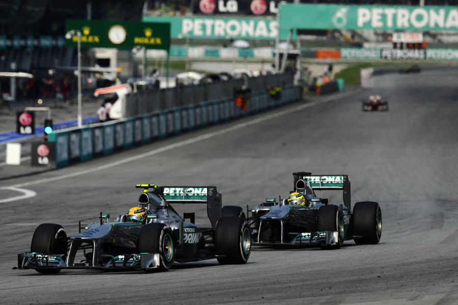 Nico Rosberg shadows Lewis Hamilton in to turn one