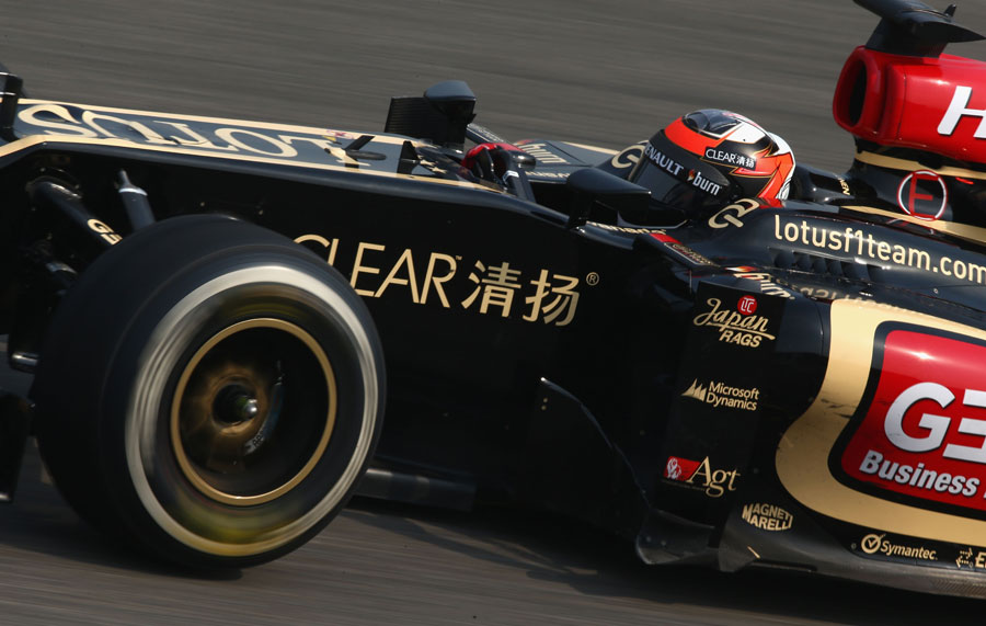 Kimi Raikkonen at speed on medium tyres
