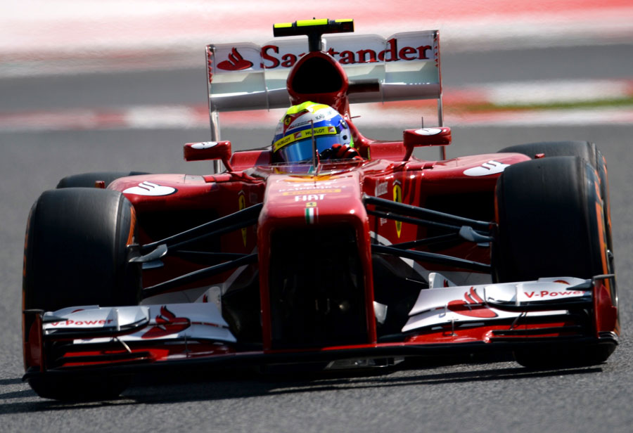 Felipe Massa attacks the circuit on hard tyres