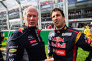 Helmut Marko briefs Daniel Ricciardo ahead of the race