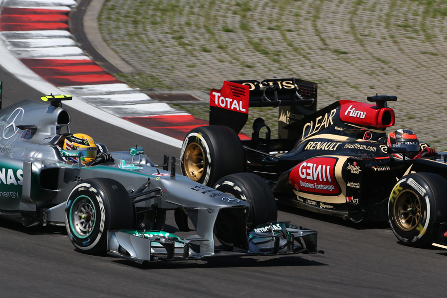 Lewis Hamilton and Kimi Raikkonen go wheel-to-wheel