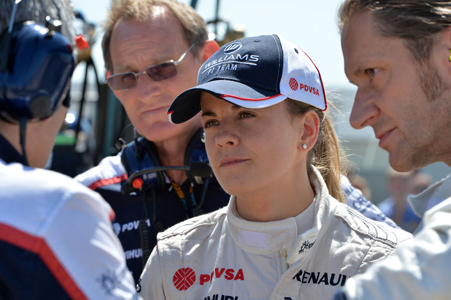 Susie Wolff talks with Williams engineers