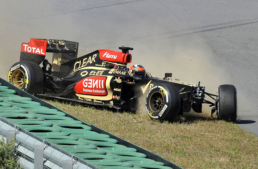 Kimi Raikkonen crashes heavily at the end of FP1