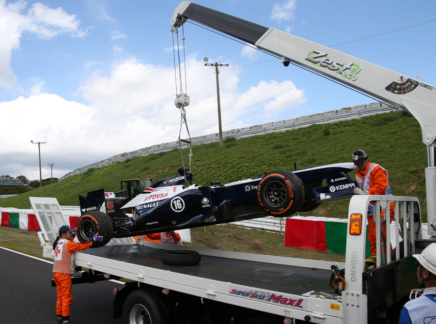 Pastor Maldonado's Williams is craned away
