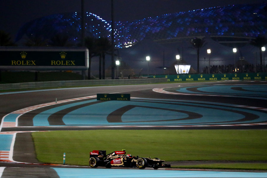 Romain Grosjean starts the second sector under lights