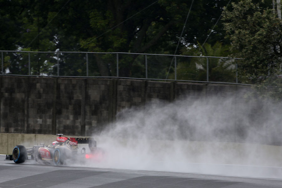 Heikki Kovalainen gets the power down on full wet tyres