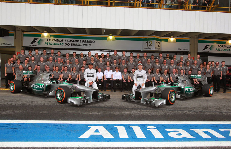 Nico Rosberg, Lewis Hamilton and the Mercedes team pose for an end-of-season photo
