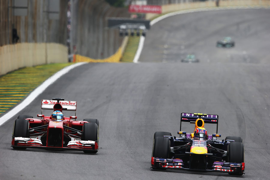 Mark Webber passes Fernando Alonso in to Turn 1