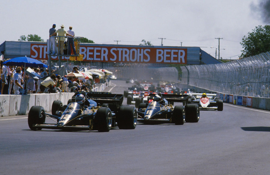 Nigel Mansell leads the field away at the start of the US GP