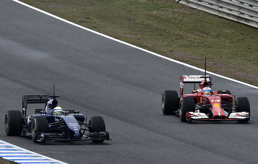 Uma visão rara como Fernando Alonso desacelera para deixar Felipe Massa passou