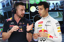 Daniel Ricciardo talks with race engineer Simon Rennie