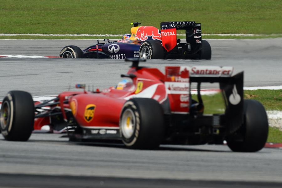 Daniel Ricciardo stretches his lead over Fernando Alonso