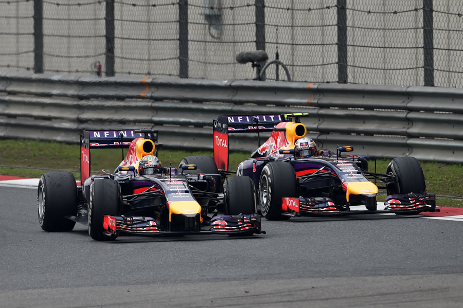 Daniel Ricciardo attacks Sebastian Vettel