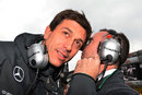 Toto Wolff talkes with Paddy Lowe on the grid