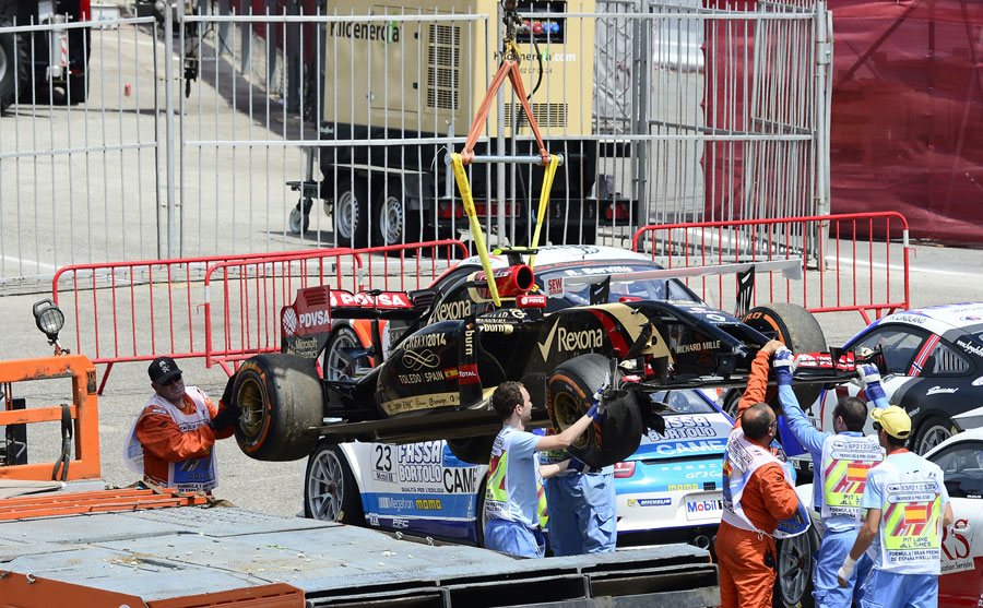 Pastor Maldonado's Lotus is towed away in Q1