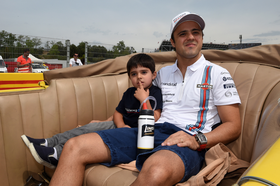 Felipe Massa takes his son with him on the drivers' parade