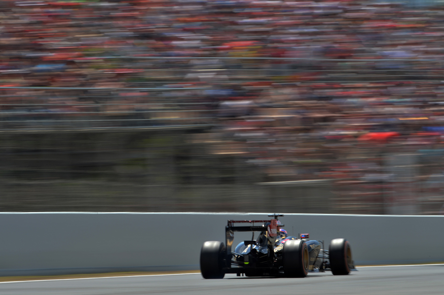 Romain Grosjean at speed on the pit straight