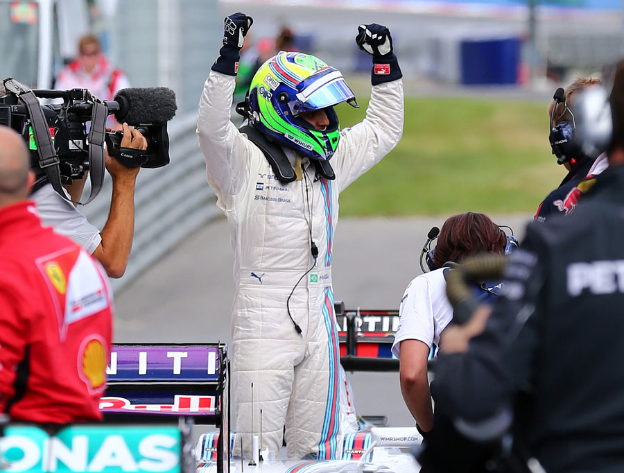 Felipe Massa comemora pole position de sua cabine no parque fechado