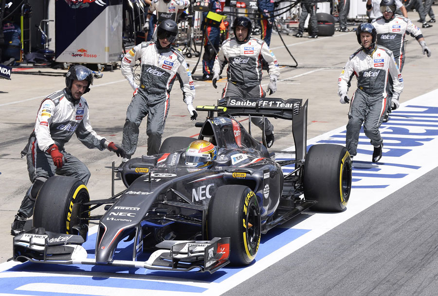 Sauber retrieve Esteban Gutierrez's car after a wheel was not fitted correctly
