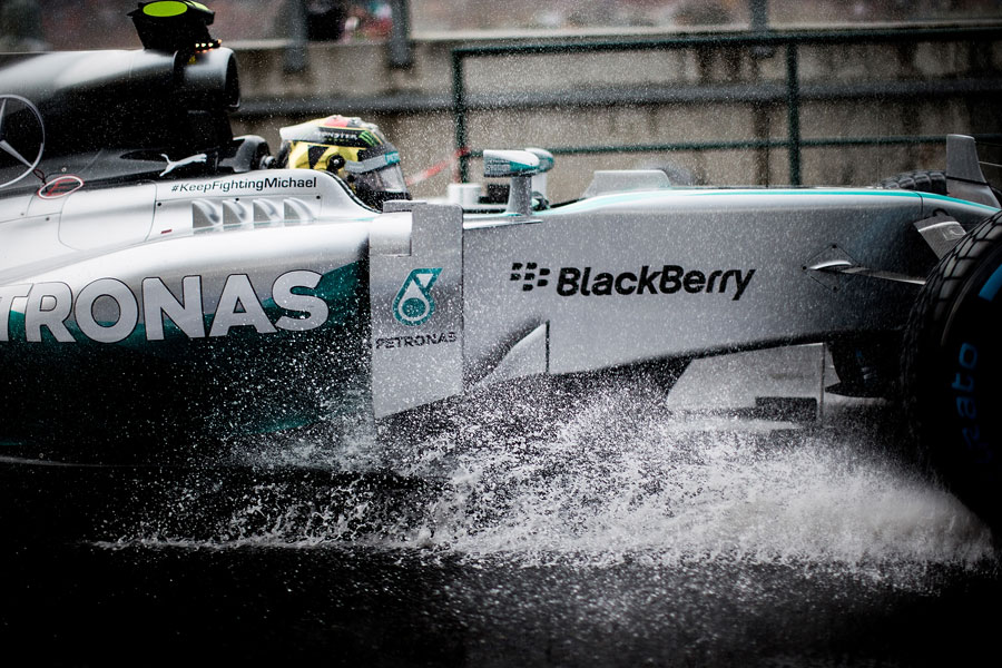 Nico Rosberg heads to the grid
