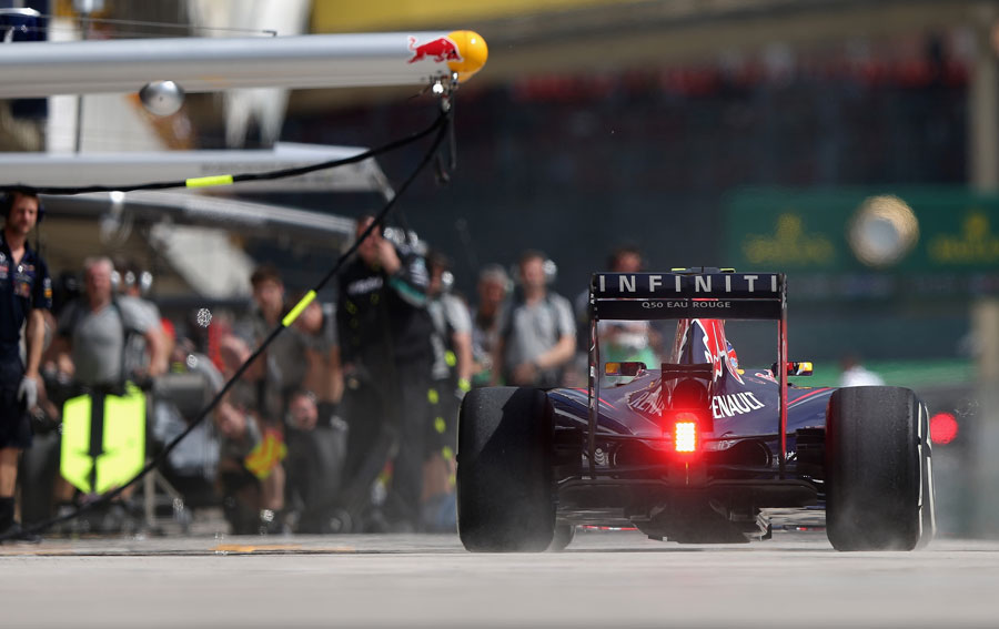 Daniel Ricciardo returns to the pits