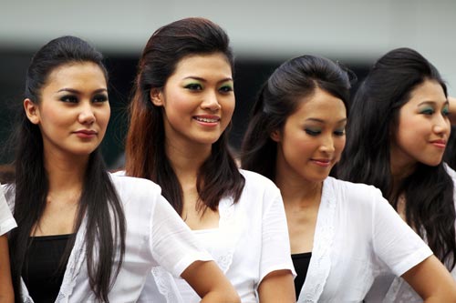 Grid girls before the start of the Malaysian Grand Prix