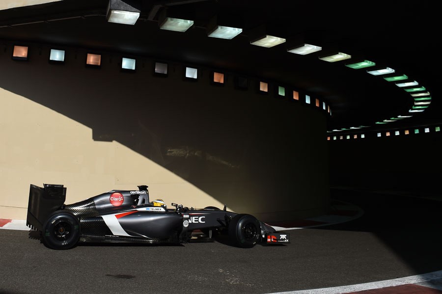 Marcus Ericsson exits the pits