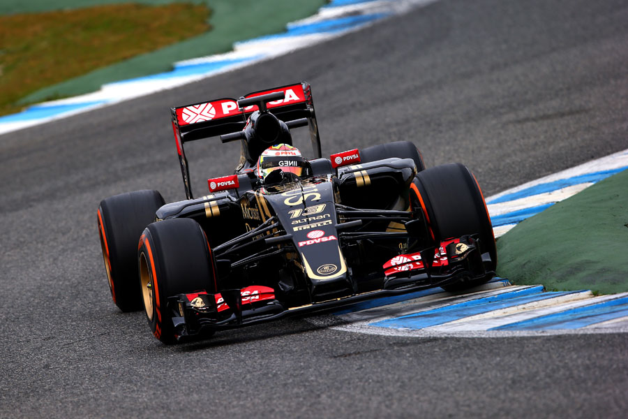 Pastor Maldonado on the first lap in the Lotus, Jerez Test, Day Two, February 2, 2015