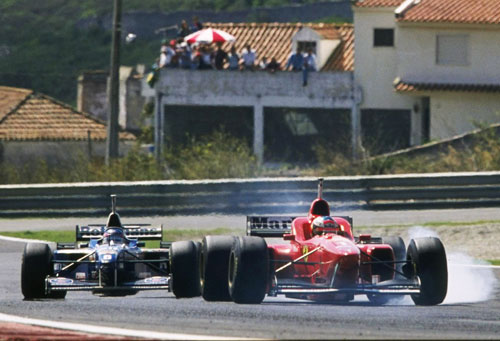 Jacques Villeneuve puts pressure on Michael Schumacher 